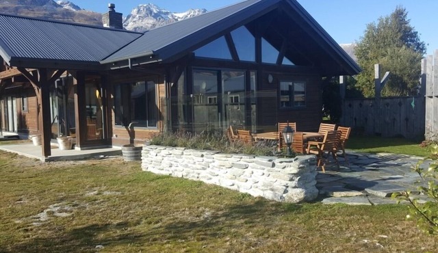 GLENORCHY HOUSE. 360° Mountains, by Lake and River.