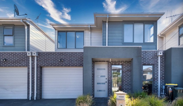 Glenroy 2BR1BA in Townhouse Parking+Wi-Fi+Bath