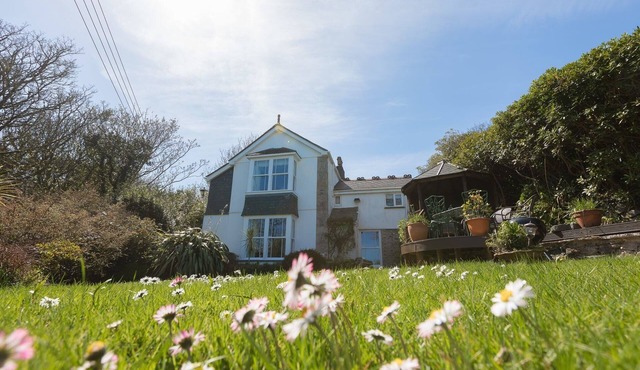GLENSIDE HOUSE, pet friendly, character holiday cottage in Carbis Bay
