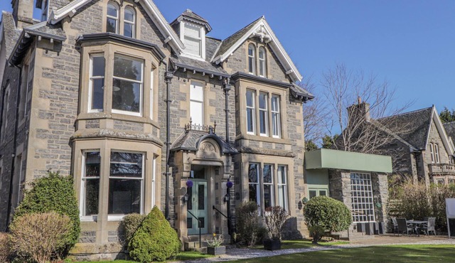 GLENSPEY, pet friendly, character holiday cottage in Kingussie