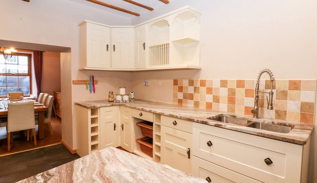 GLENWOOD HOUSE, pet friendly, character holiday cottage in Brough