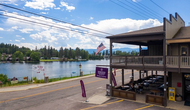 Glieden Lodge Luxury Condo @ The Historical Grand View on Bigfork Bay