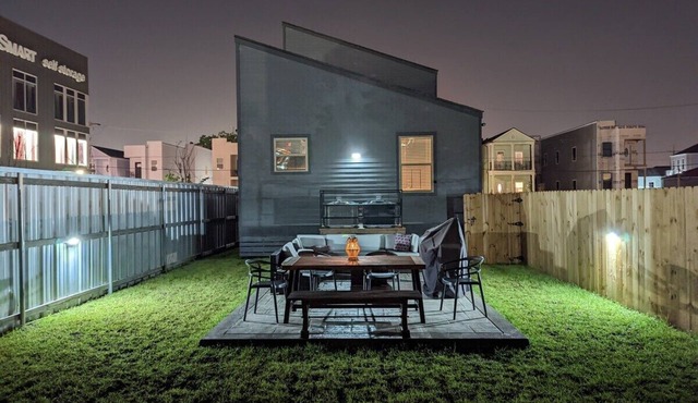 Glistening New Superdome Group Home w/10 Beds, Parking, Patio, Grill and 5 Bath