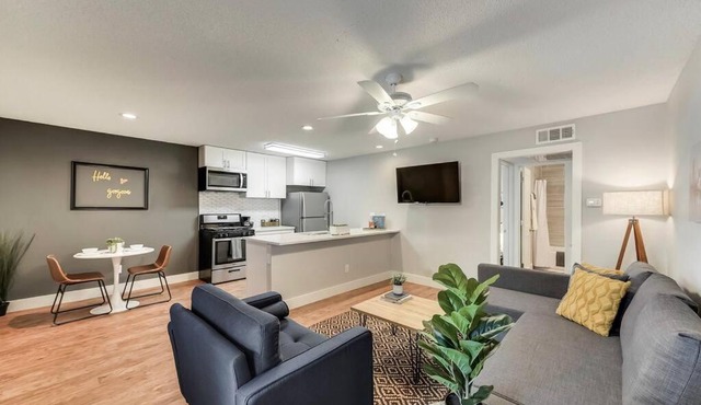 Global Cup Hello Gorgeous Flat near Downtown!