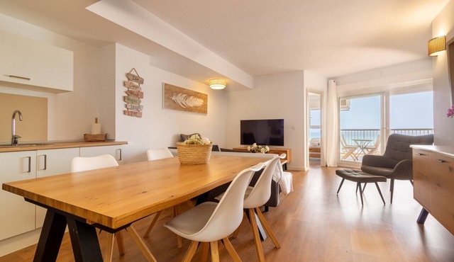 Global Properties: 2-bedroom apartment with terrace and sea views