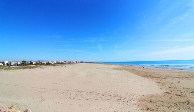 Global Properties: Downtown apartment in Puerto de Sagunto