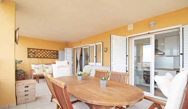 Global Properties: Apartment with pool and large terrace on the beach