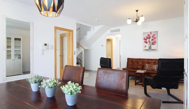 Global Properties, Bonito adosado con jardin en la playa de Almarda