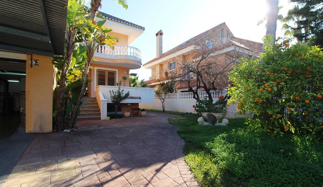 Global Properties: Chalet for 10 people on Corinto beach