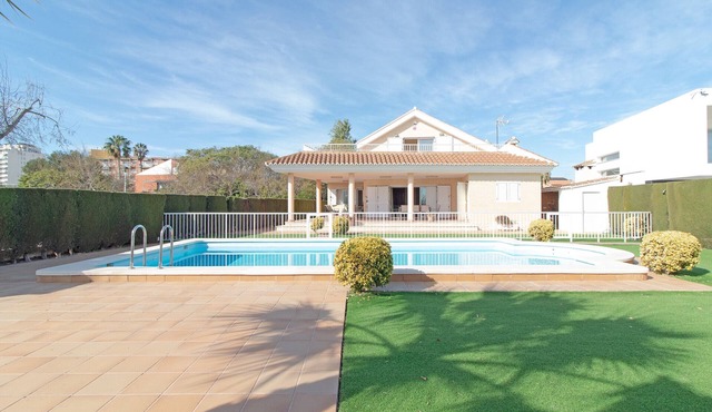 Global Properties: Frontline beach villa with private pool