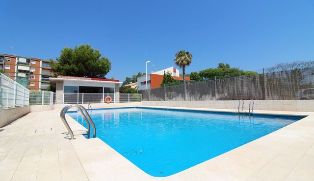 Global Vacacional: Apartment with terrace and pool on the beachfront