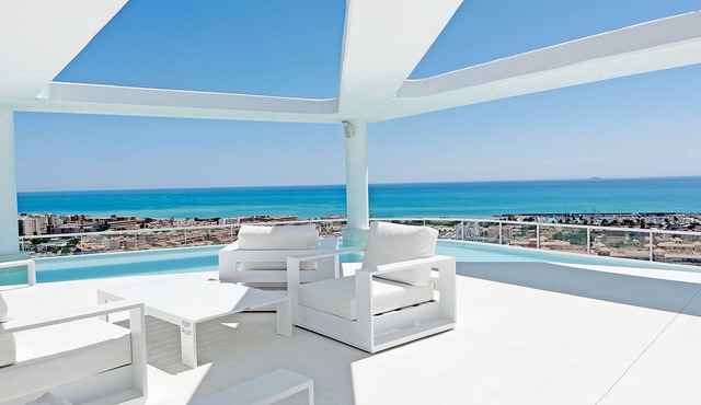 Global Vacacional: Stunning apartment with private pool and terrace overlooking the sea
