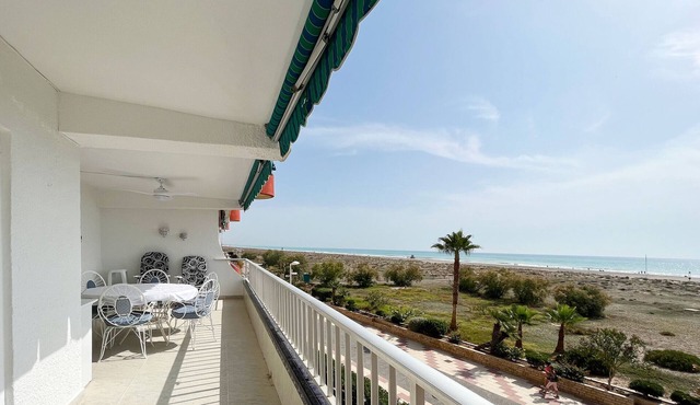 Global Vacacional: Beachfront apartment, Canet de Berenguer