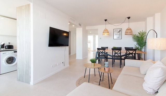 Global Vacacional: Modern flat with two terraces with sea and mountain views.