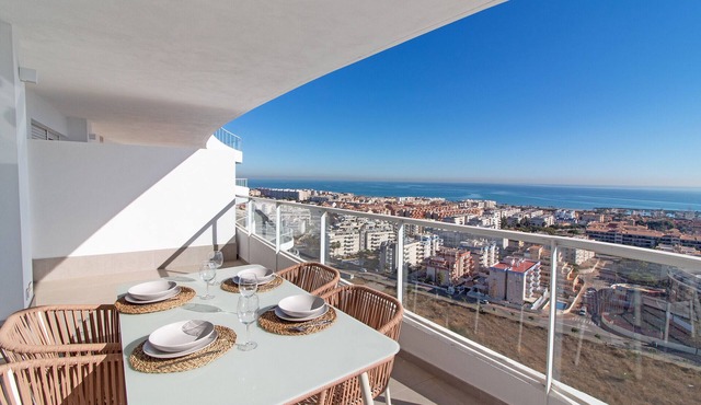 Global Vacacional: Modern two-terrace flat with sea and mountain views