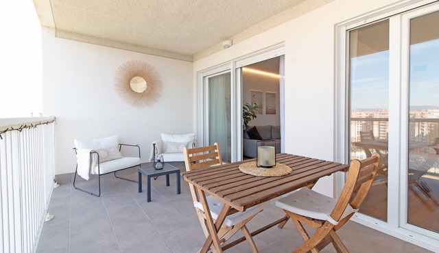 Global Vacacional: Modern flat with swimming pool and terrace on the beach of Canet