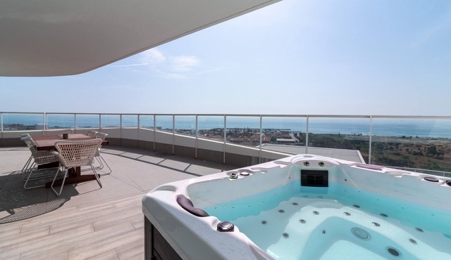 Global Vacacional: New flat with private pool and terrace with sea views.