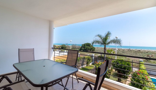 Global Vacacional: Front line beach townhouse with sea views