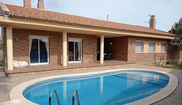 Global Villa Agustina, con piscina privada y Barbacoa en Mont-Roig