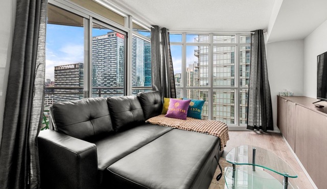 GLOBALSTAY 1 Bedroom with a Romantic View of Trains in Downtown