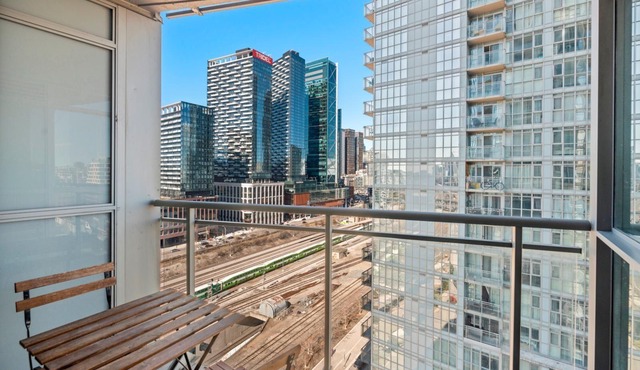 GLOBALSTAY. Azure 1Br+den Apartment w Lake Ontario Views