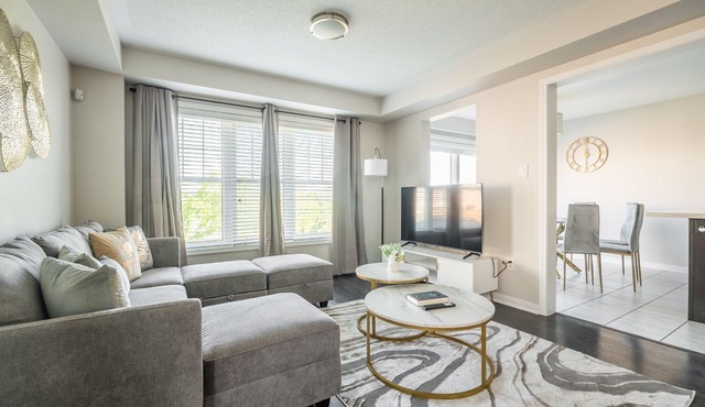 GLOBALSTAY. Modern 3 Bedroom House in Brampton. BBQ, parking.