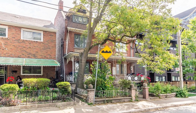 GLOBALSTAY. Modern Bsm in the Heart of Toronto. HOT TUB, BBQ.