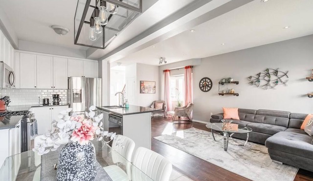 GLOBALSTAY Unique 3BR 2.5BA Townhome.HOT TUB, SAUNA,GYM,BBQ