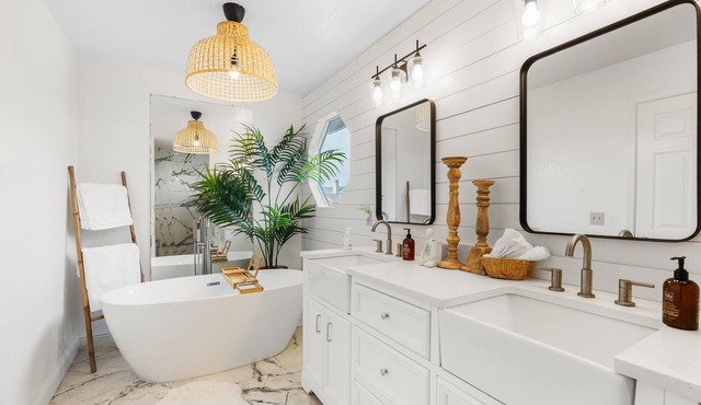 Globetrotters cottage with 2 Queen Master suite, KING SUITEnnFlexible checking*