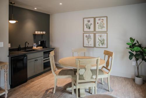Gloria Inn - 8 Units each with 1bed 1bath