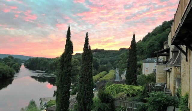 GLORIOUS BEYNAC VILLA (POOL!) RIVER, CHATEAUX VIEWS - WALK TO RESTAURANTS, SHOPS