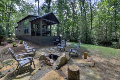 Glorious Cabin with Barbecue and Fire Pit in Monteagle, Tennessee