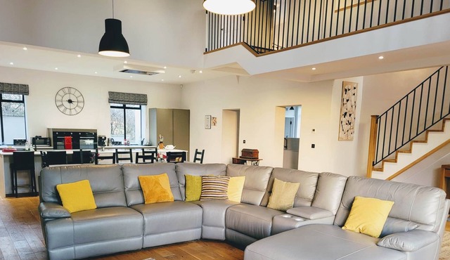 Glorious Cotswold Coach House, for Families, Get-togethers