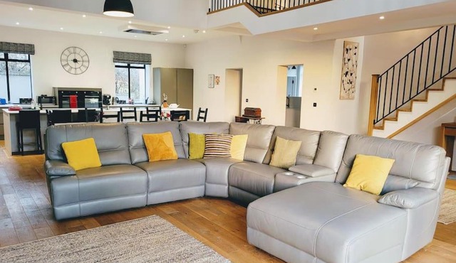 Glorious Cotswold Coach House - Ideal for Cheltenham Races