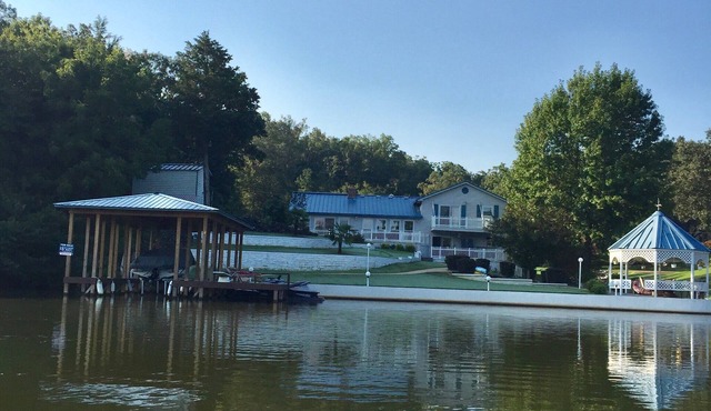 Glorious gateway 4 bedroom lake home- Discount Rates!