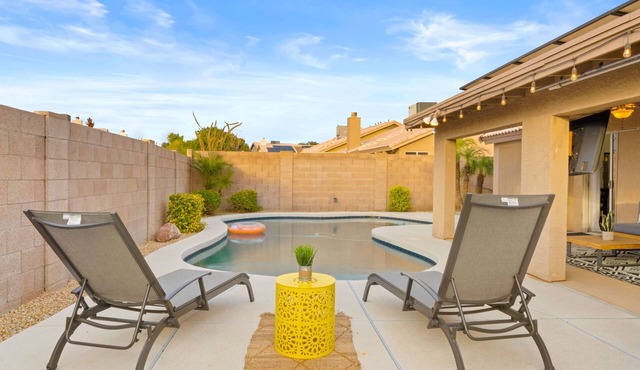 Glorious Glendale, Heated Pool, Pool Table, BBQ!