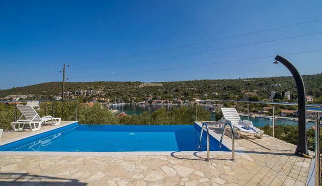 Glorious villa with infinity pool on peacefull island