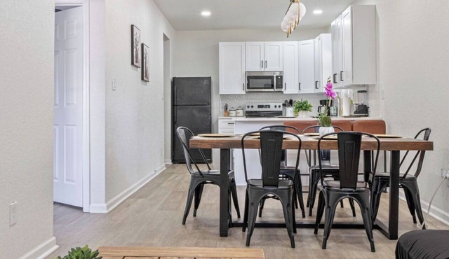 Glorius Amazing 2br/1ba Stay Near Lively Downtown!