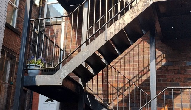 Glossop Getaway - 260m from Glossop train station. Ideal town centre location.