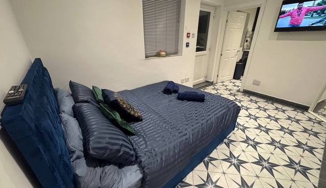 Gloucester - Apartment - Sleeps 2 - Parking - 97ws