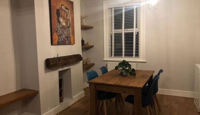 Gloucester Rd 2 mins away - Fab, trendy house