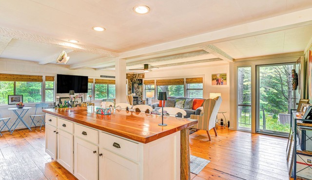 Gloversville Getaway w/Grill: 5 Mi to Water!