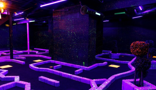 Glow In The Dark Putt Putt Experience - Hot Tub - Sauna - Swing Fire Pit