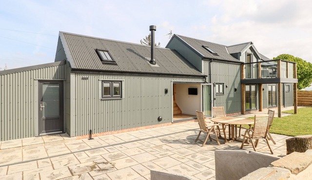 GLOWTY BRYNBEDW, pet friendly, luxury holiday cottage in Efailwen