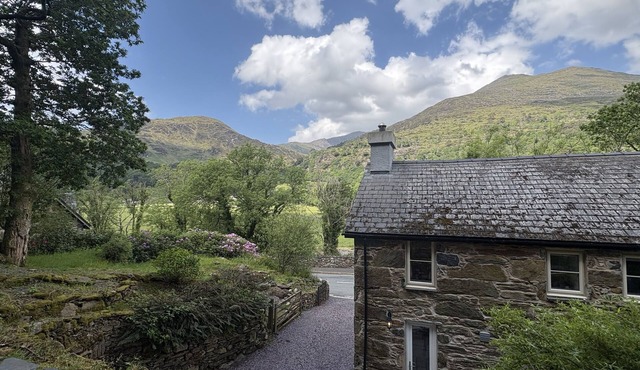 GLYN AWEL, pet friendly, country holiday cottage in Beddgelert