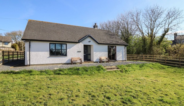 GLYN COTTAGE, pet friendly, character holiday cottage in Llanon