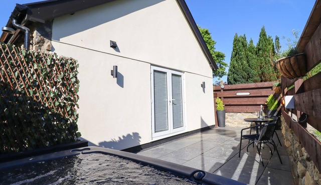 GLYNDWR, romantic, with hot tub in Betws-Y-Coed