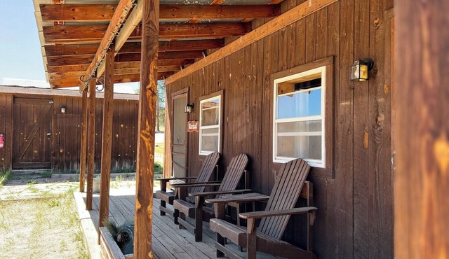 GM cabin sleeps 7, kitchen, 2 bath with access to jacuzzi