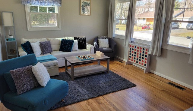 Go Blue! Bright home with large fenced in yard! 3m to Penn State. Free Breakfast