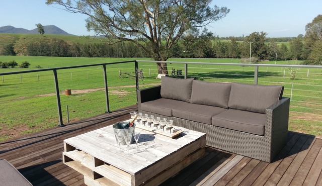 Go bushwalking in 1200 acres or just sit back and relax. Vineyards are 30 mins,